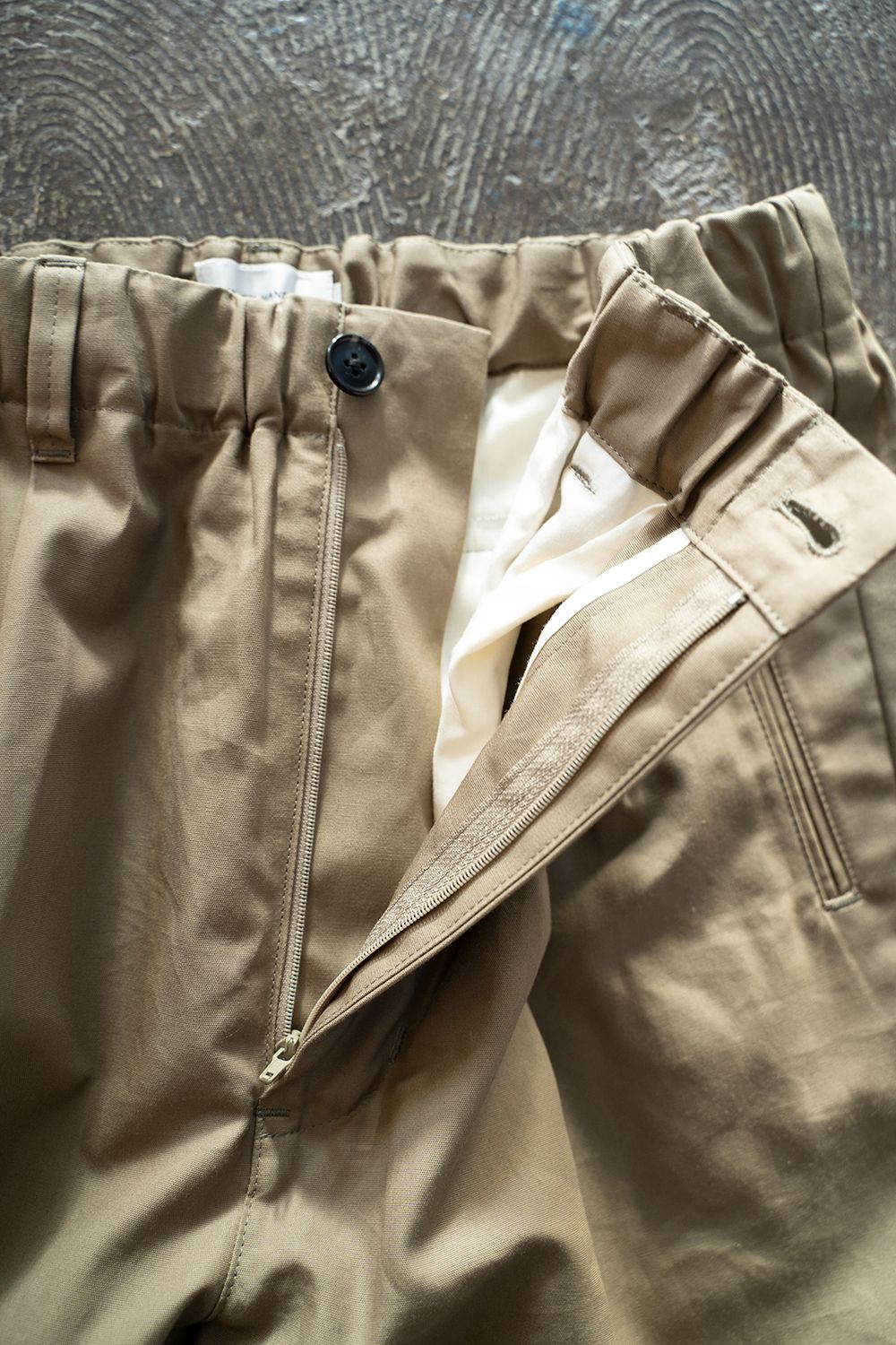 【ラスト1点】【22AW】甘撚りオックス2タックイージーパンツ(KHAKI BEIGE)