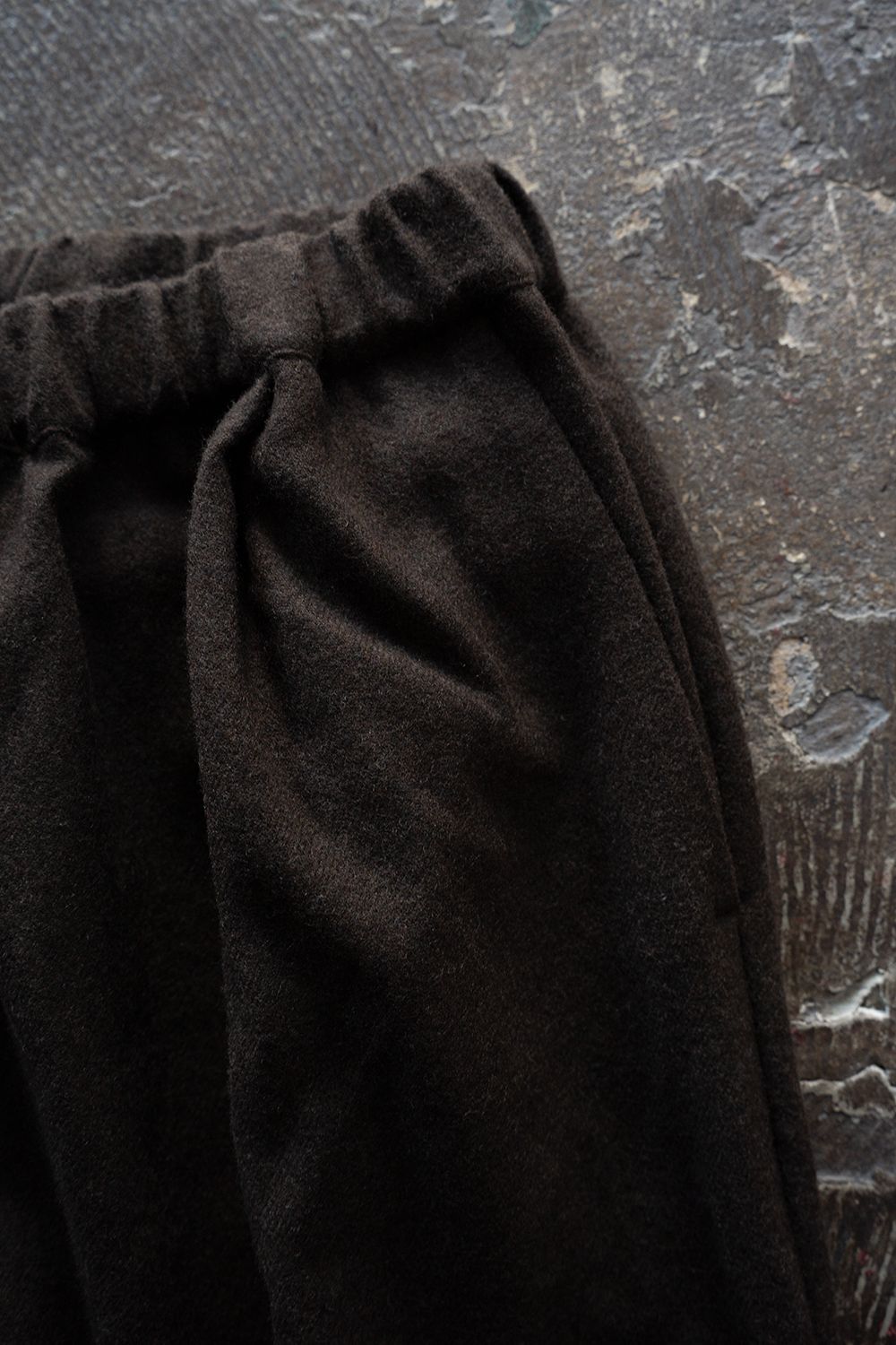 【26AW】カシミア混イージーパンツ(DARK BROWN)