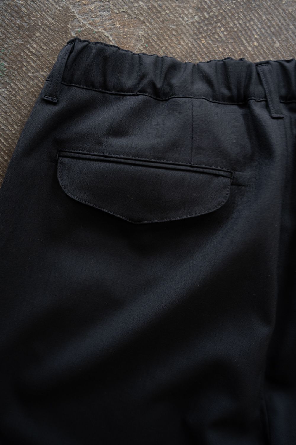 【26SS】ウォッシャブルウールイージースラックス(BLACK NAVY)