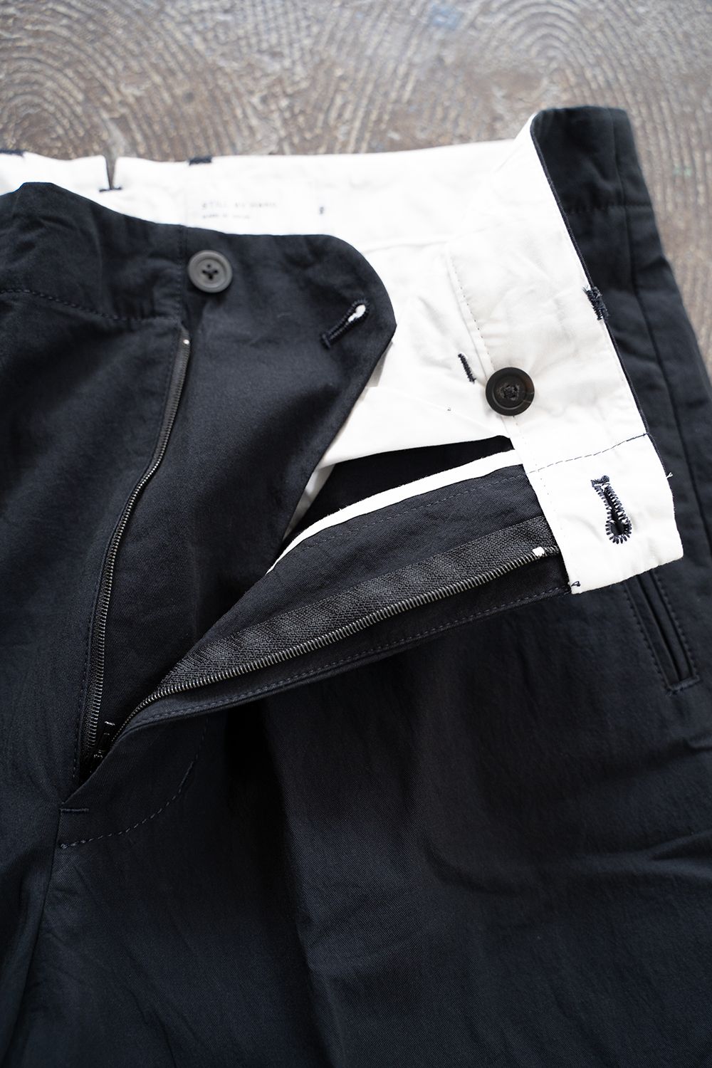 強撚コットンセンタープレススラックス(DARK NAVY)