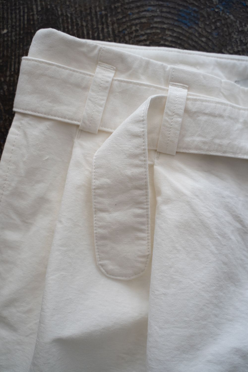 【ラスト1点】【22SS】Belted Back Pleat Pants(OFF WHITE)