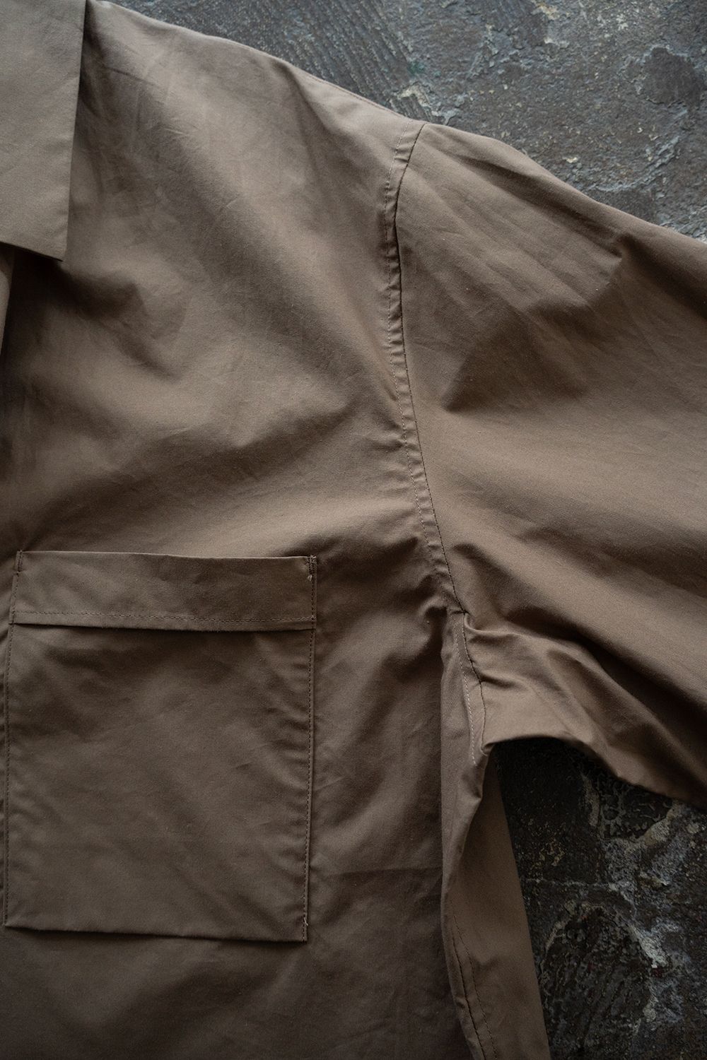 【26SS】コットン×シルクタイプライタースキッパーシャツ(MOCHA BEIGE)