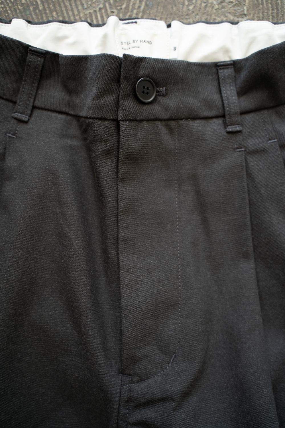 【25AW】2タックシャンブレースラックス(CHARCOAL)