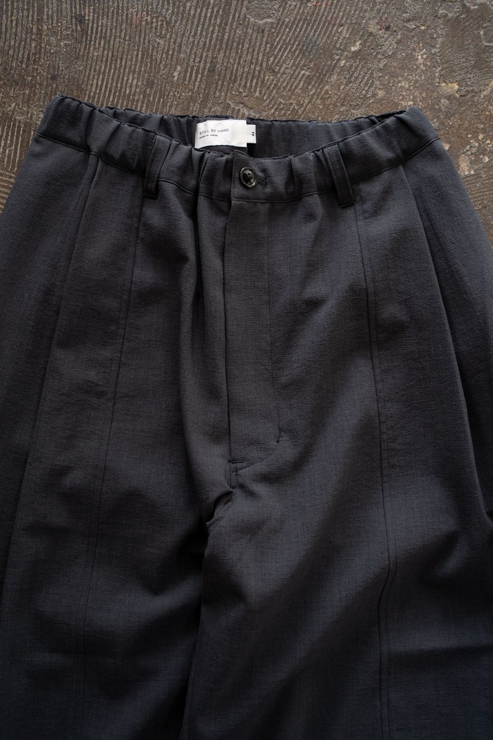 【256SS】ディープタックポリエステルワイドテーパードパンツ(CHARCOAL)