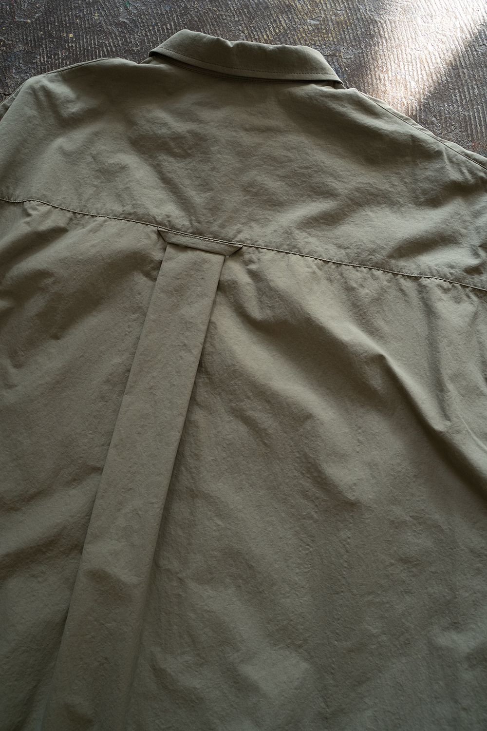 【ラスト1点】【25SS】ナイロンピンタック半袖シャツ(KHAKI GRAY)