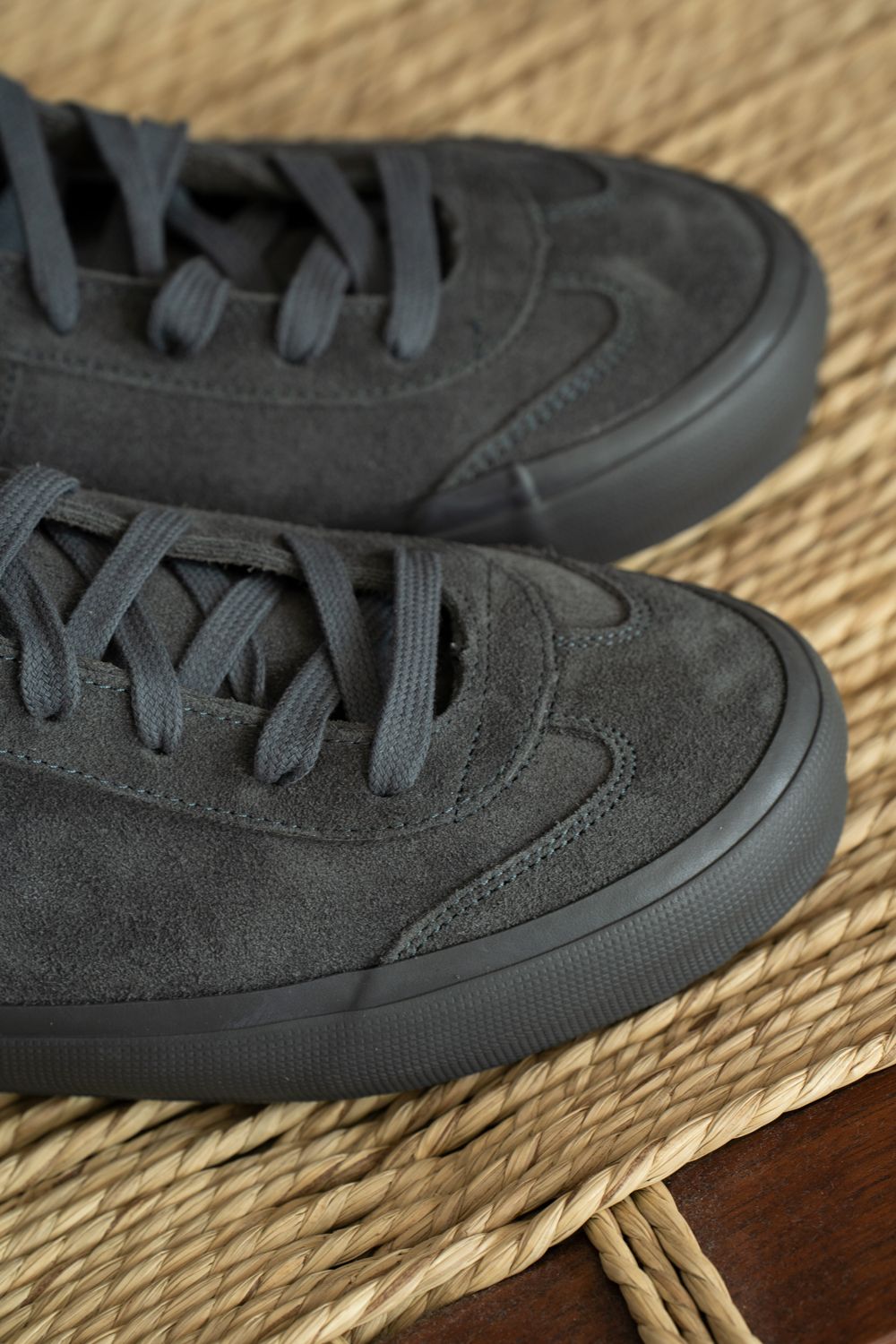 【25AW】REPRODUCTION OF FOUND×STILL BY HANDスウェードスニーカー(CHARCOAL)