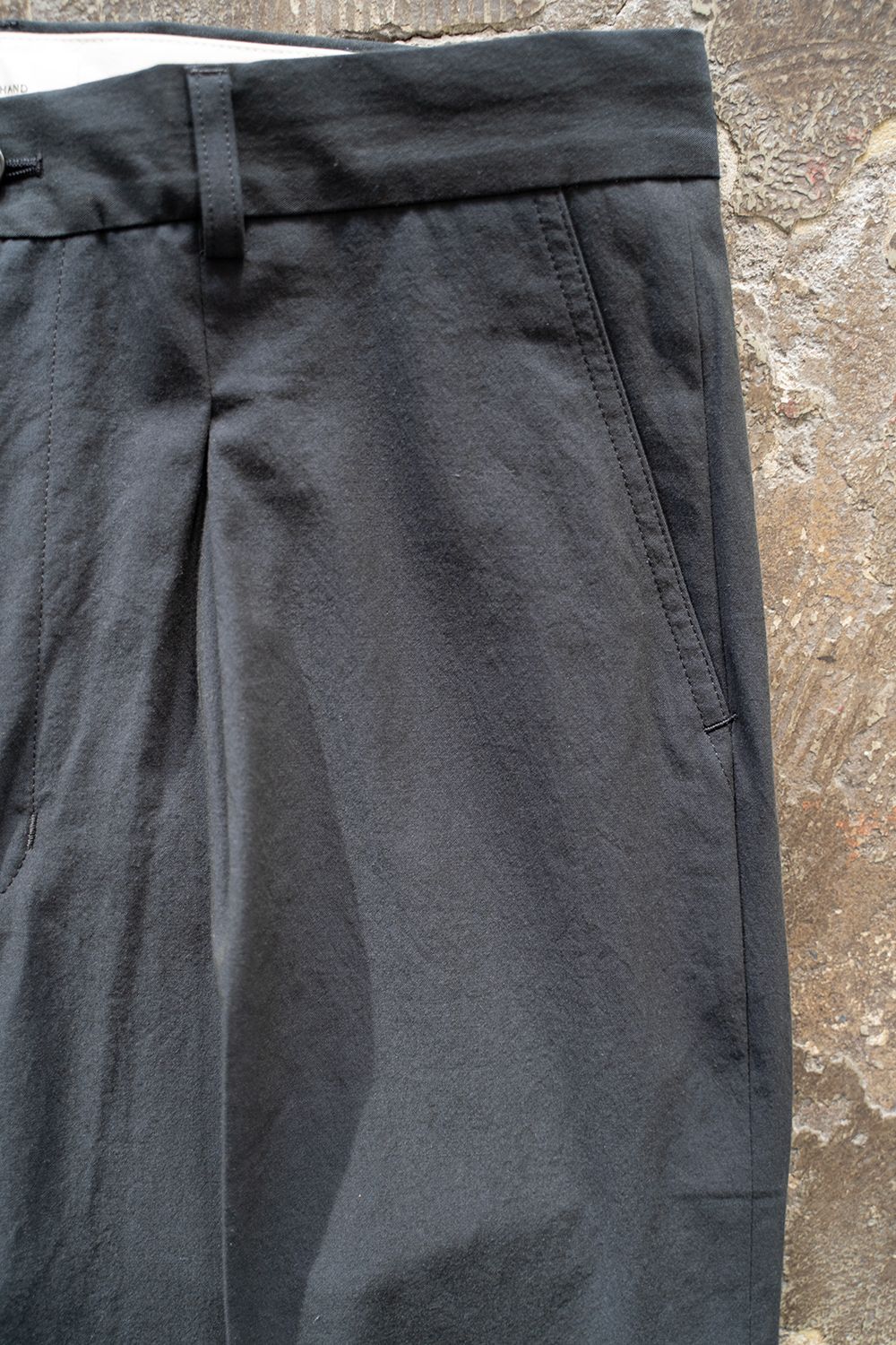 【ラスト1点】【23SS】コットンバーバリークロスセンタープレススラックス(BLACK NAVY)