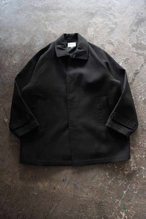 【26AW】ウール×シルクステンカラーハーフコート(BLACK)
