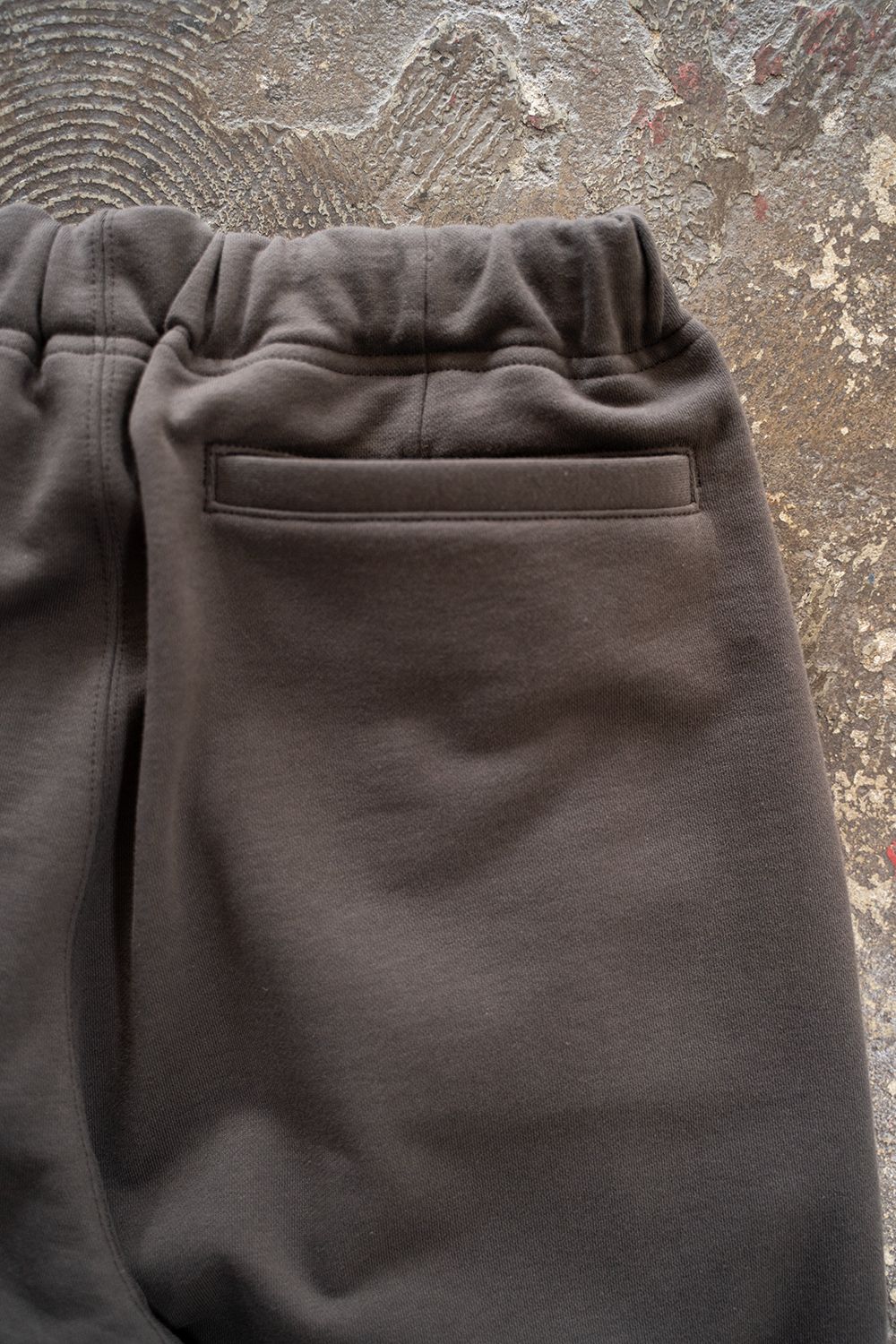 【25AW】裏毛ワンタックスラックス(BROWN CHARCOAL)