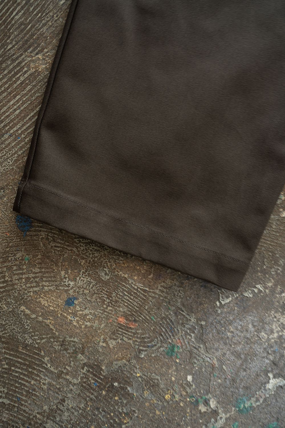 【26AW】コットンツイル2タックテーパードパンツ(DARK BROWN)