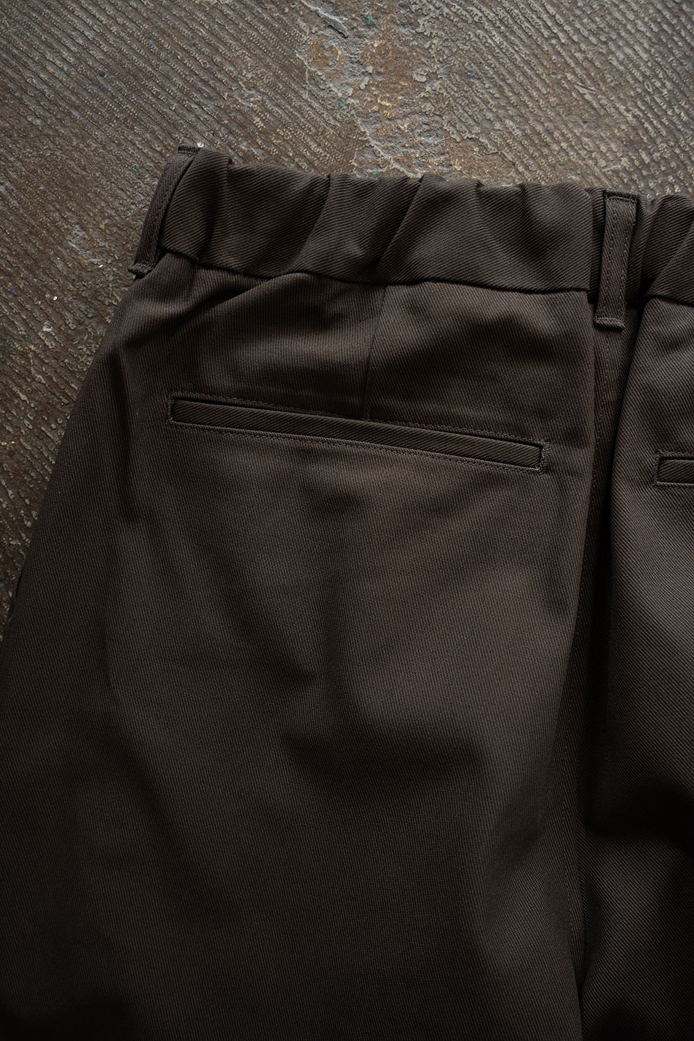 【26AW】コットンツイル2タックテーパードパンツ(DARK BROWN)