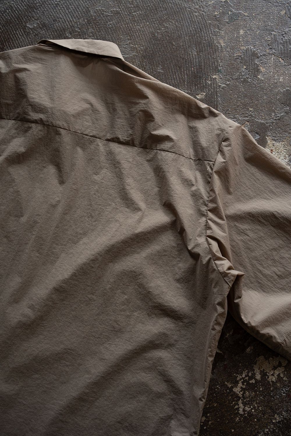 【26SS】ストレッチナイロン半袖シャツ(GREIGE)