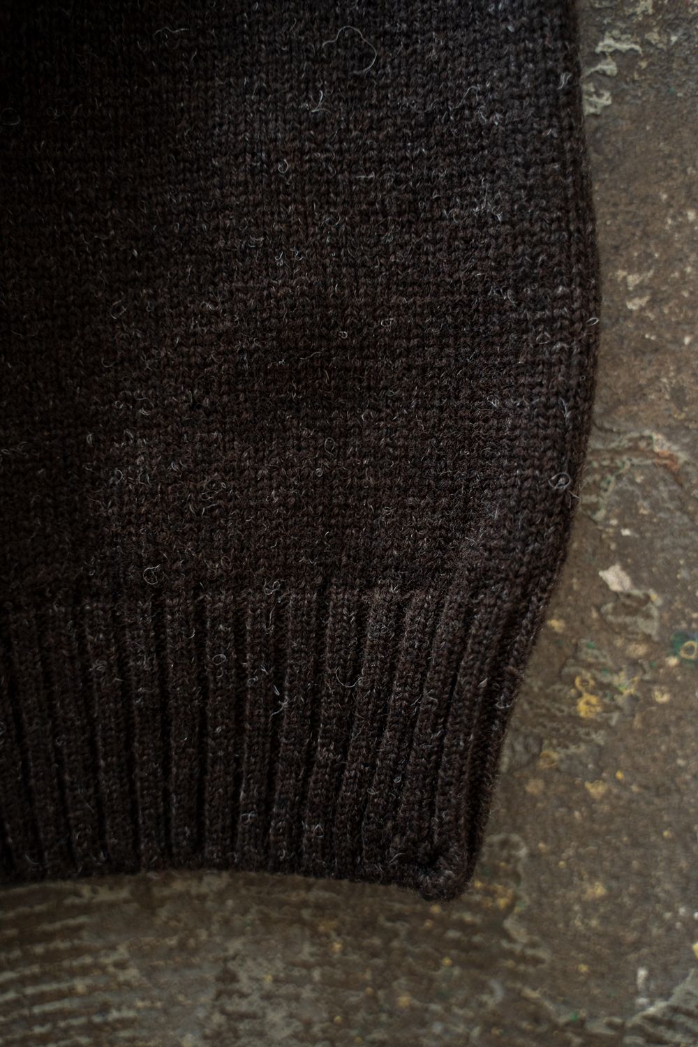 【26AW】ダメージクルーネックカーディガン(DARK BROWN)