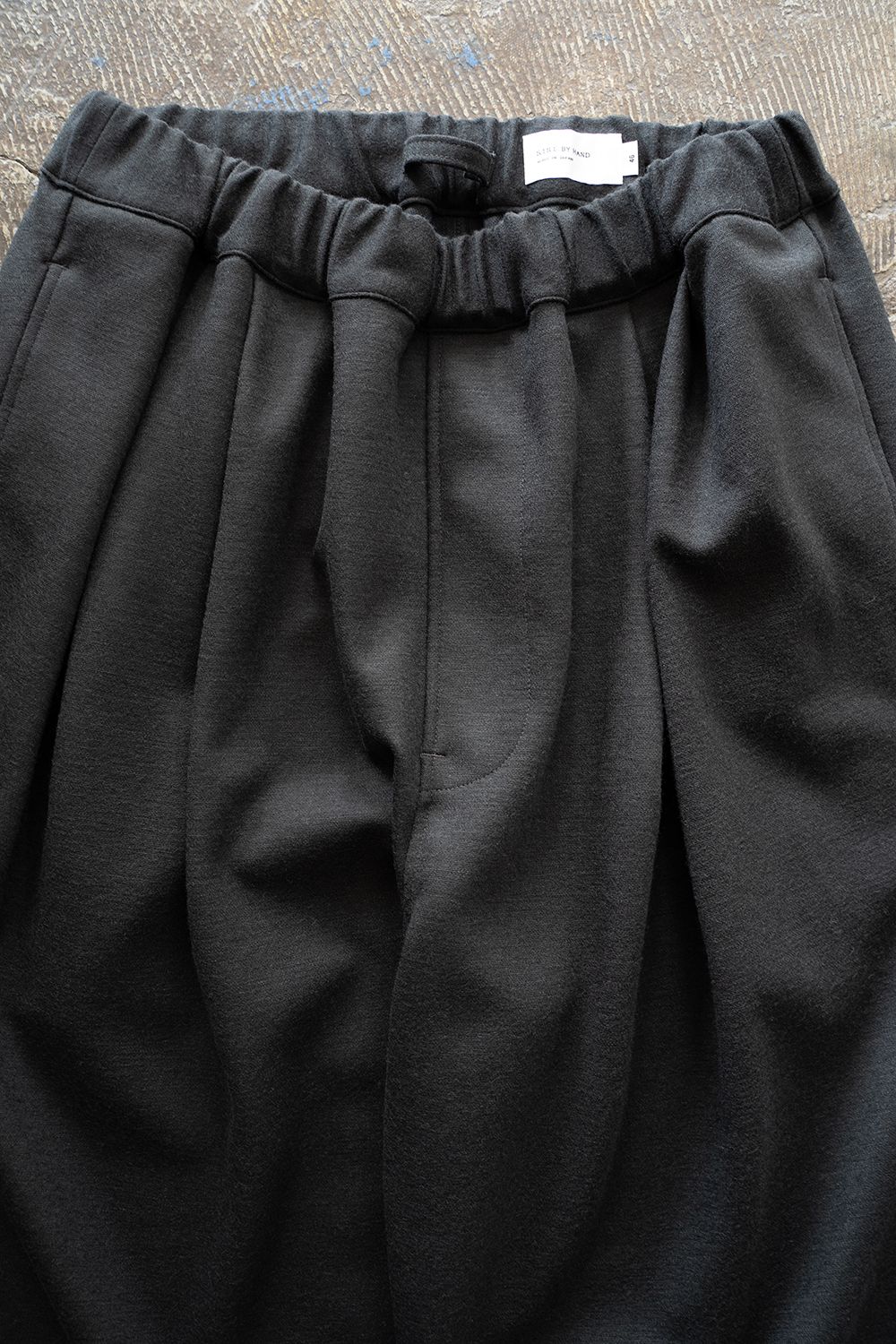 【25AW】ウールジャージー2タックイージーパンツ(CHARCOAL)