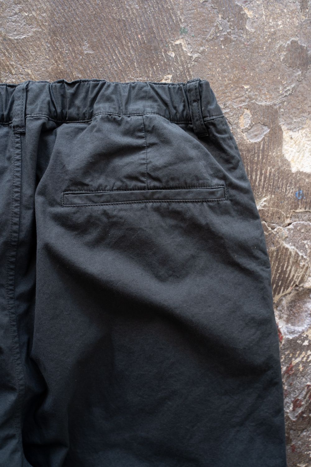 【25AW】ガーメントダイディープタックテーパードパンツ(BLUE CHARCOAL)