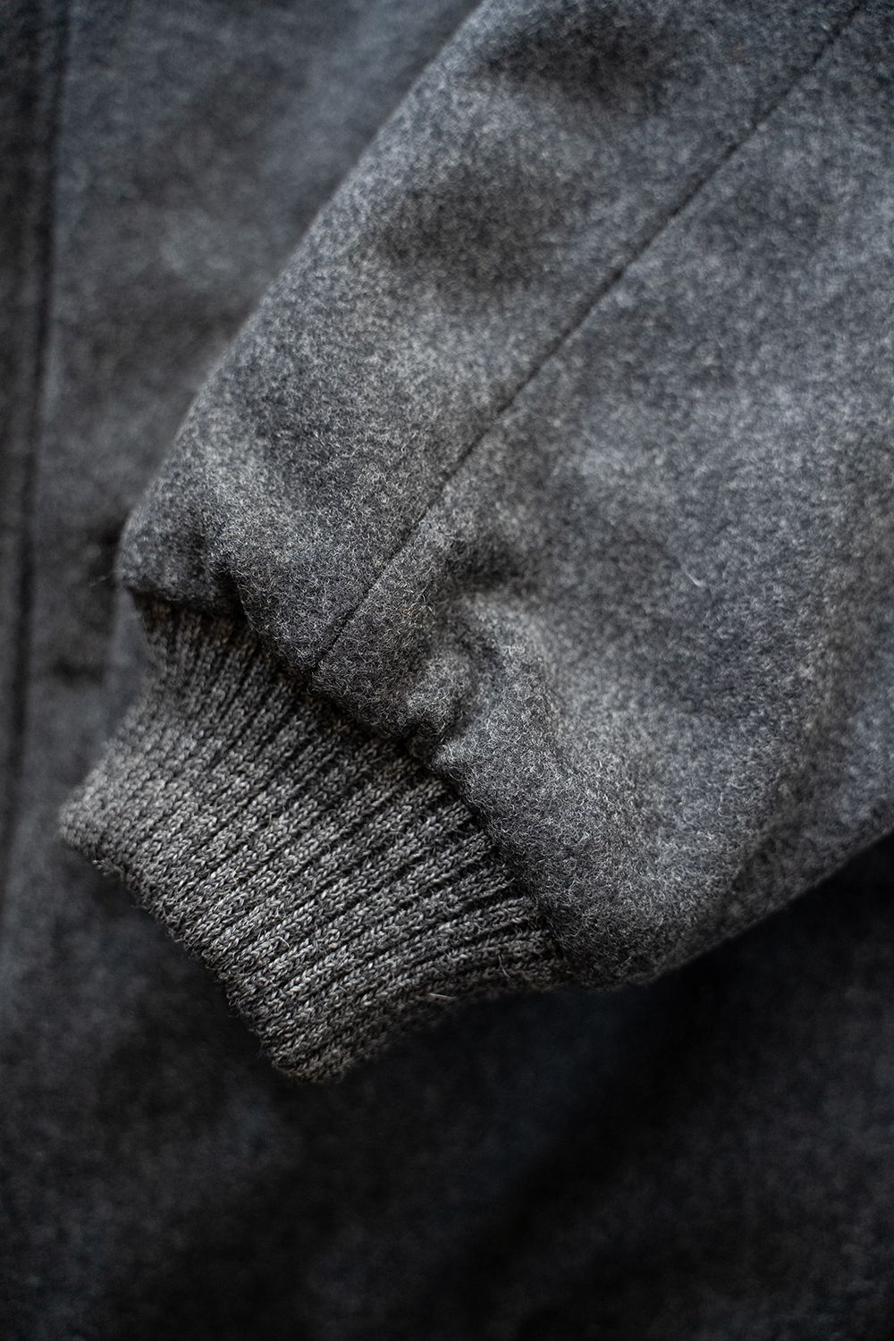 【25AW】ラムウールシンサレートスタンドカラーブルゾン(CHARCOAL)