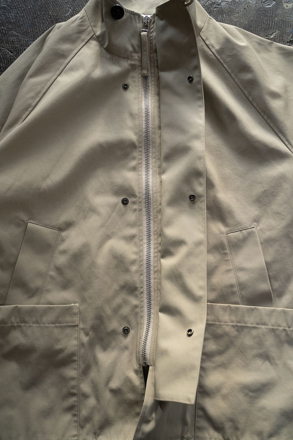 【ラスト1点】【23SS】強撚コットン×ポリエステルスタンドカラーハーフコート(BEIGE)
