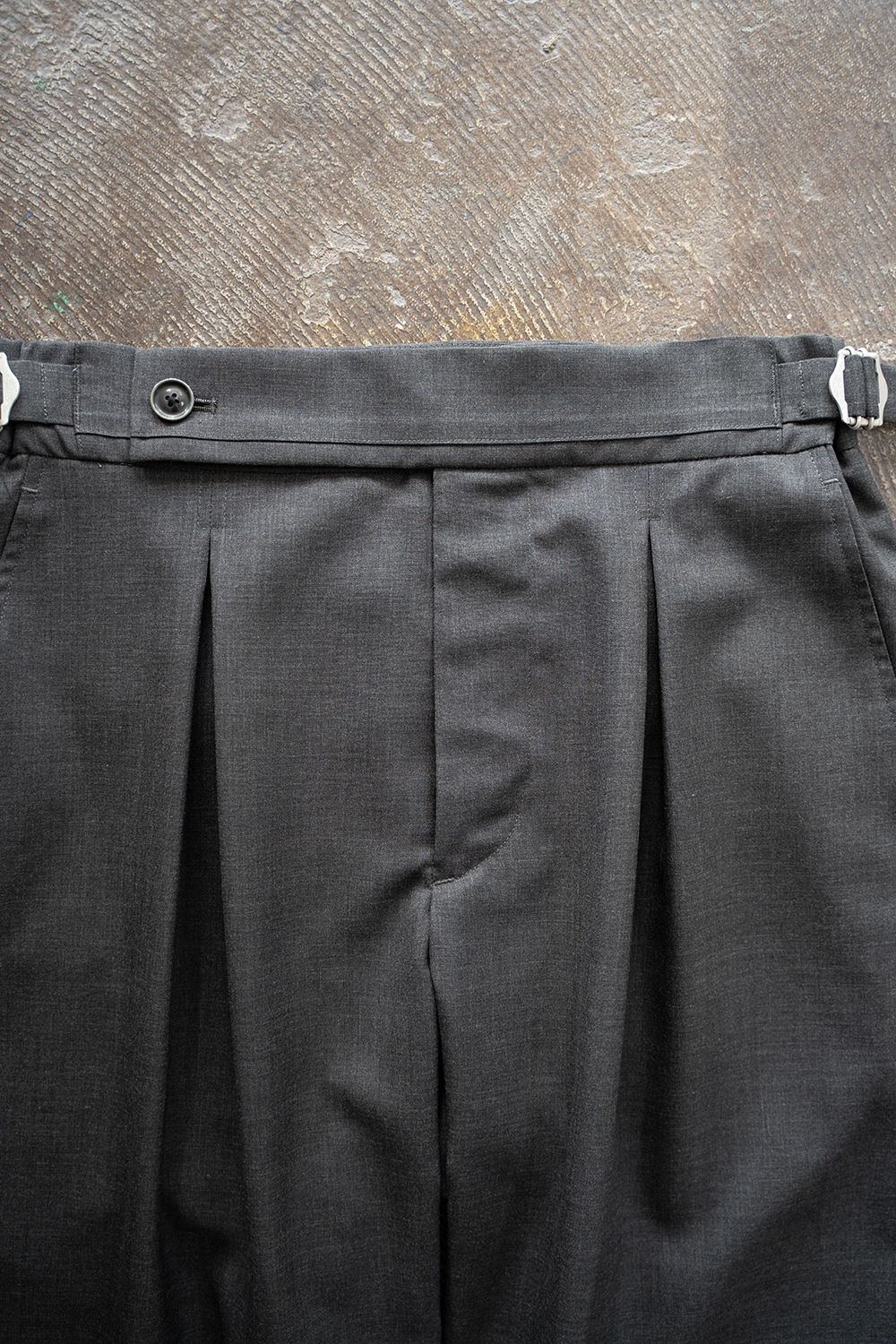 【ラスト1点】【24SS】2-Tack Wool Tropical Trousers/2タックウールトロピカルトラウザーズ(CHARCOAL)