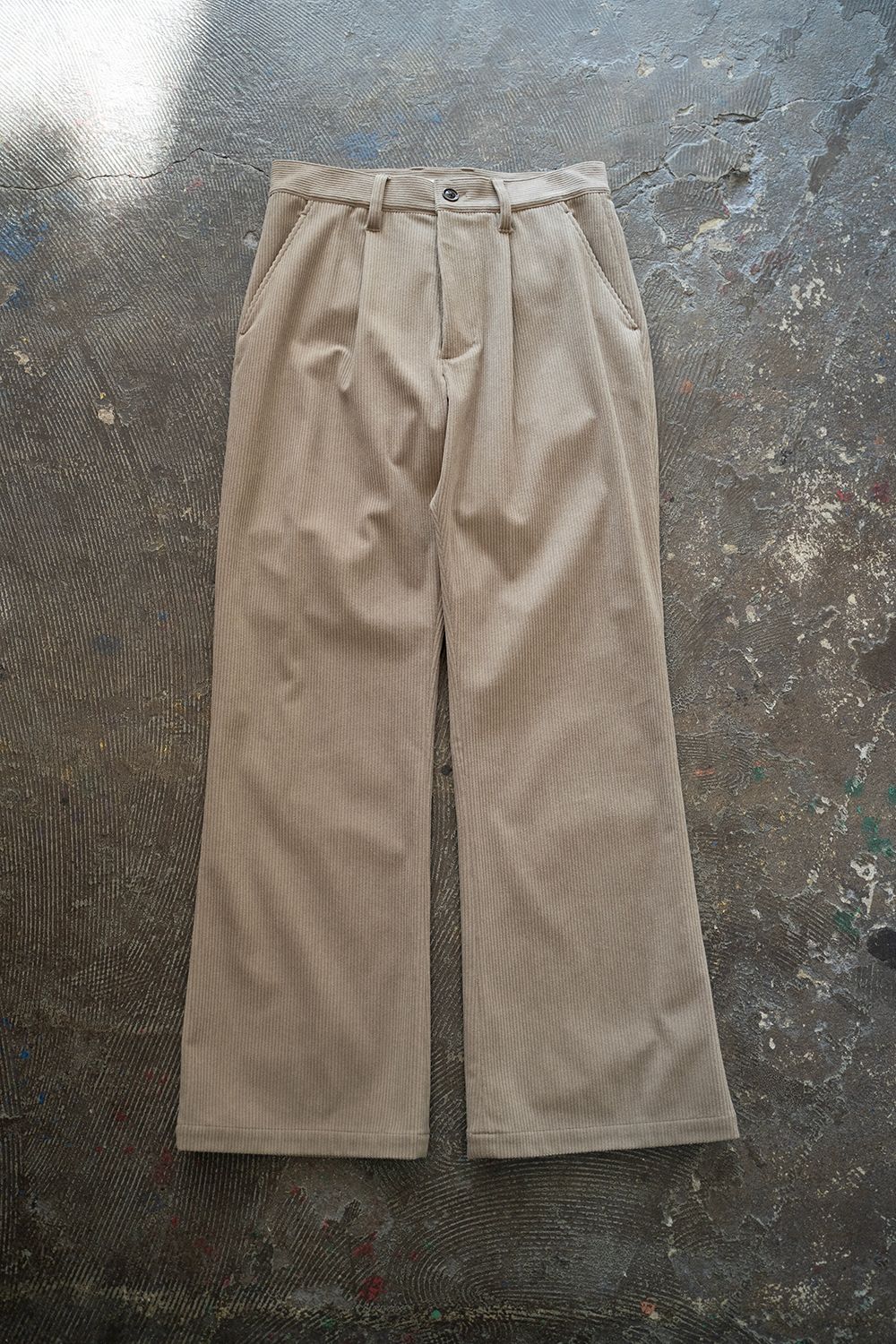 SAYATOMO - 【ラスト1点】【24AW】1-Tack Corduroy Bootcut Pants/1タックコーデュロイブーツカットパンツ(BEIGE)  | Salty