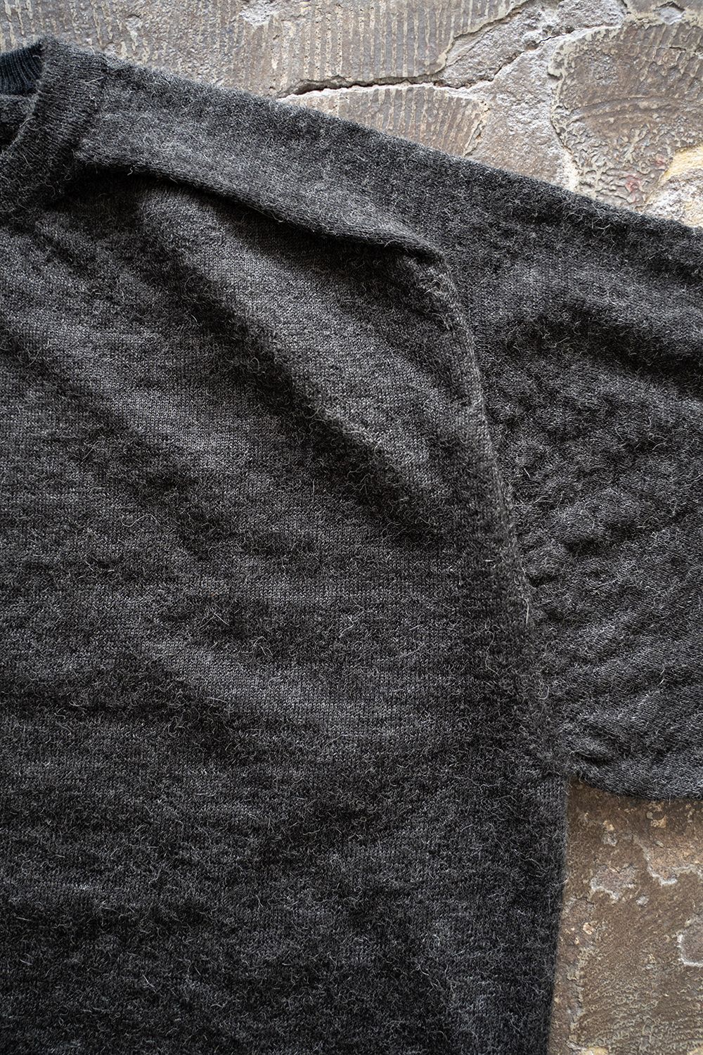 【ラスト1点】【23AW】ベビーアルパカクルーネックニット(CHARCOAL)