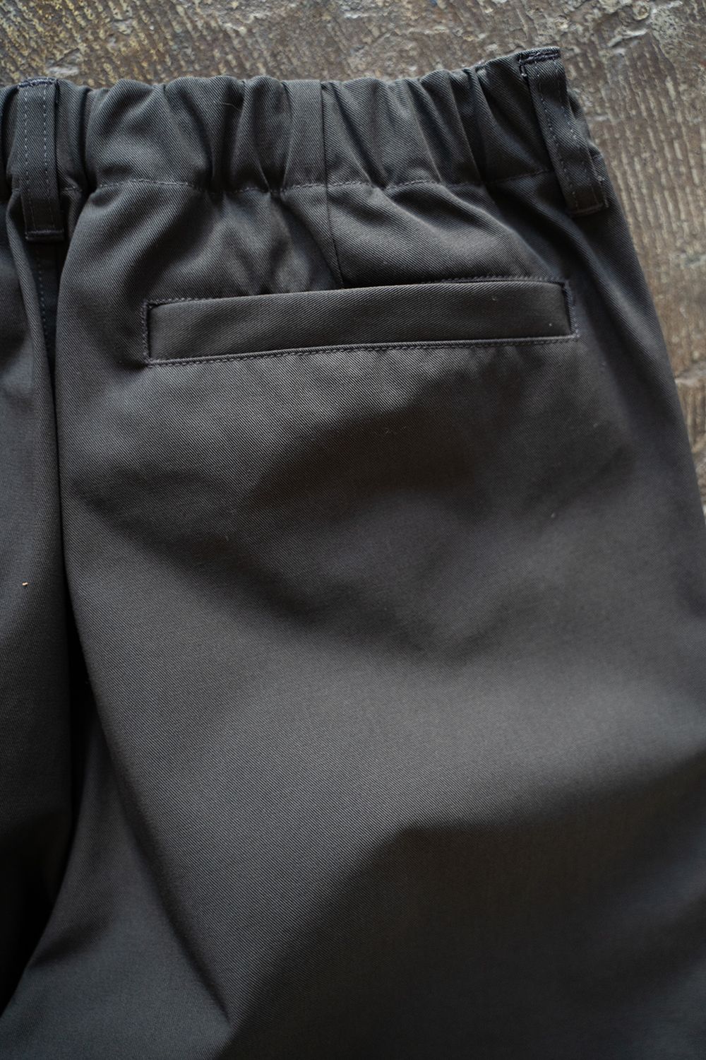 【ラスト1点】【25SS】強撚コットン×ポリエステルイージーパンツ(CHARCOAL)