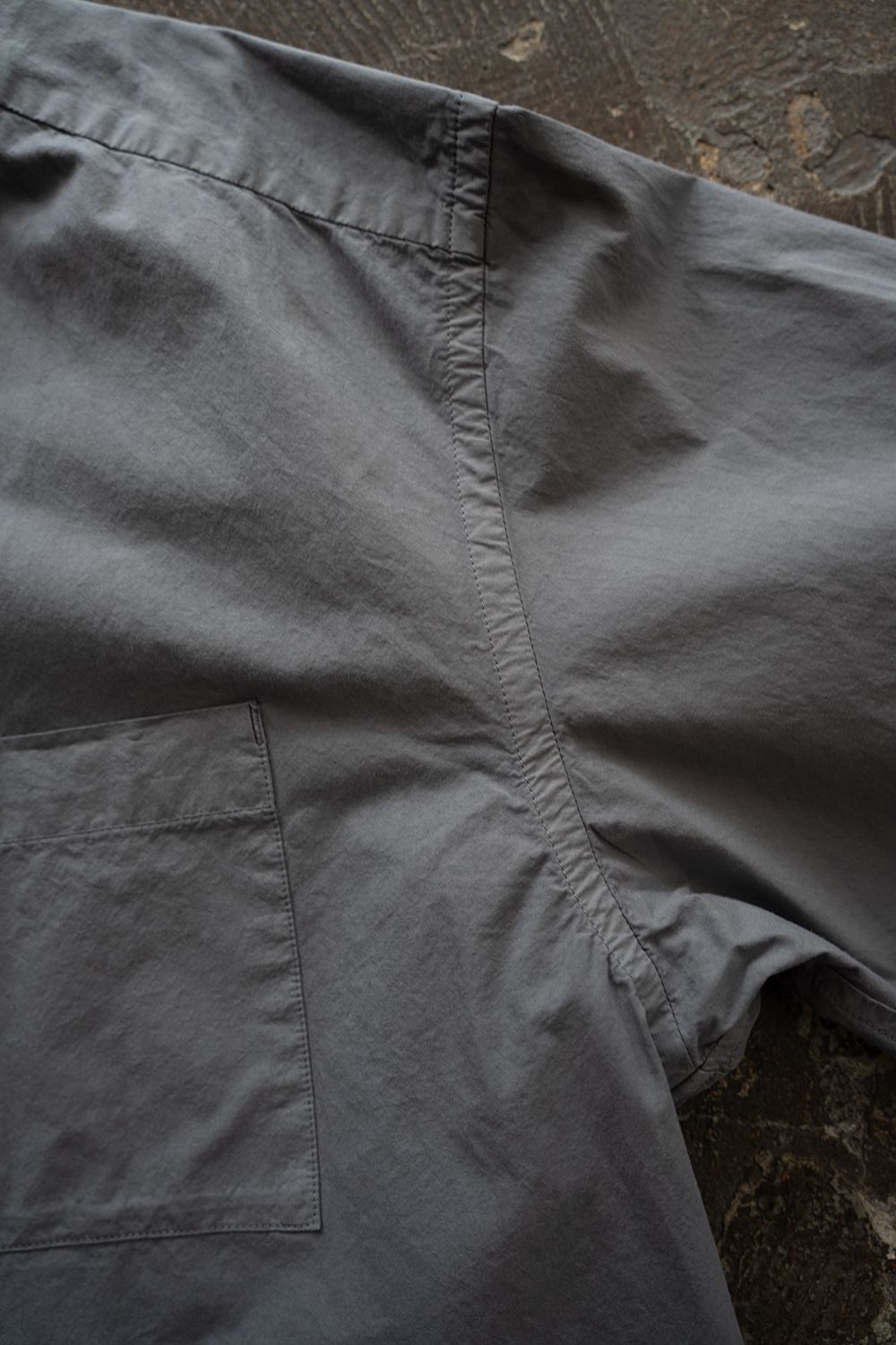 【26AW】ガーメントダイバンドカラーオーバーシャツ(SLATE GREY)
