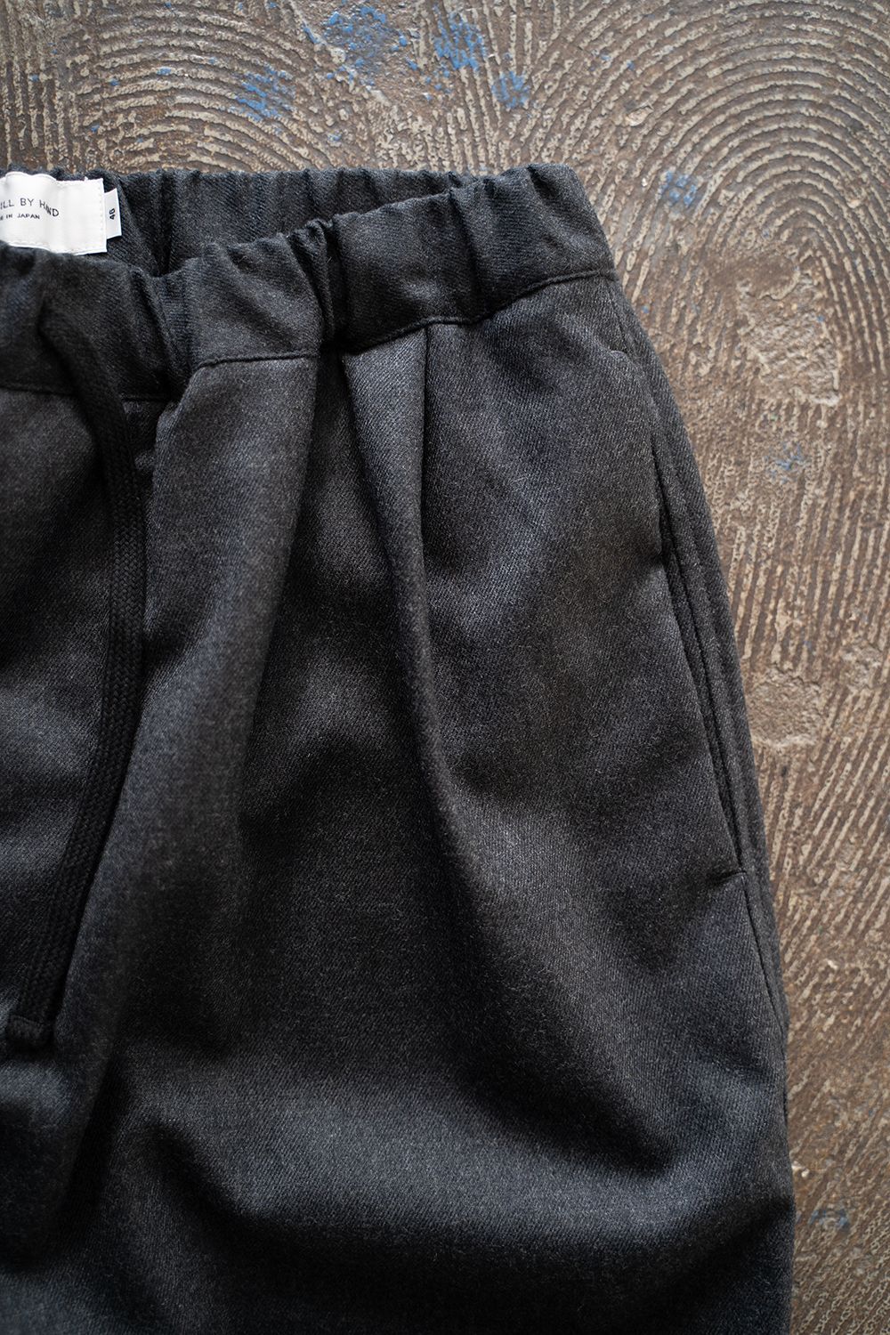 【25AW】サキソニーイージーパンツ(CHARCOAL)