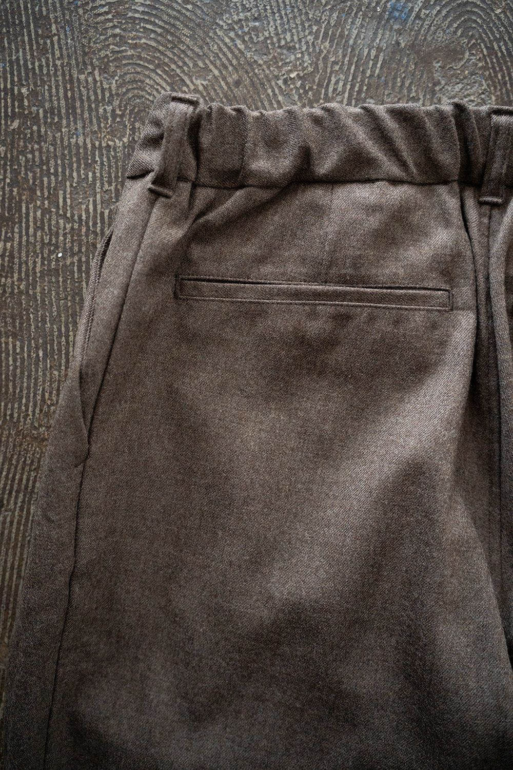 【25AW】ウールサキソニーイージースラックス(MOCHA)