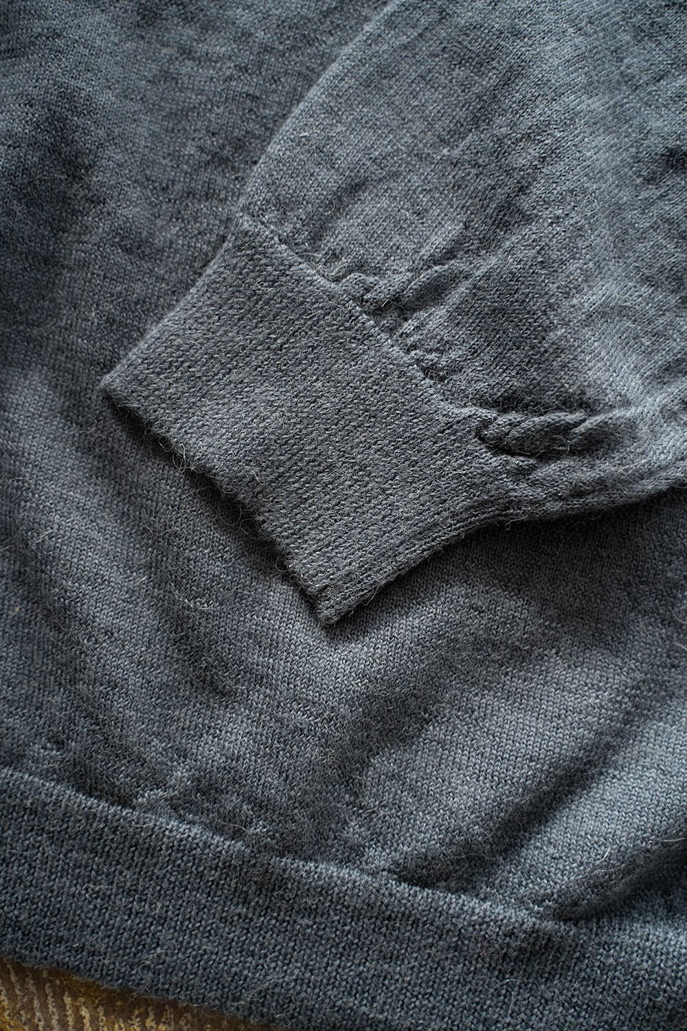 【ラスト1点】【23AW】ベビーアルパカクルーネックニット(SLATE BLUE)