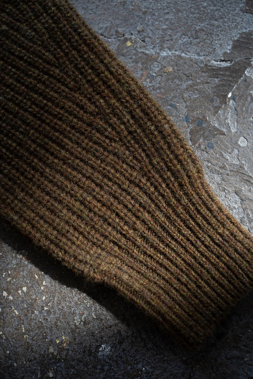 brushed yak/Shetland wool turtle neck sweater(KHAKI)
