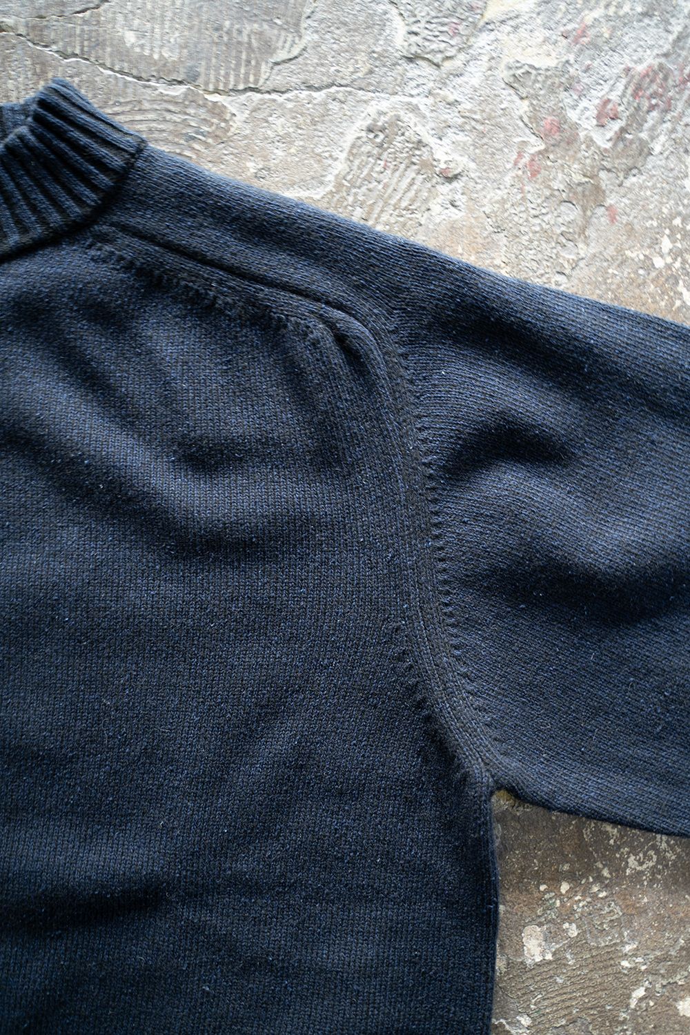 【ラスト1点】【23AW】シルク混タスマニアウールモックネックニット(BLACK NAVY)