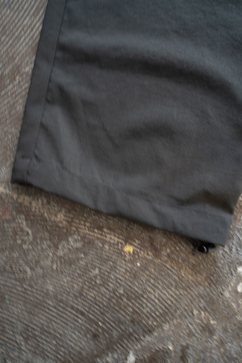 【ラスト1点】【24SS】強撚ポリエステルニータックイージーパンツ(CHARCOAL)