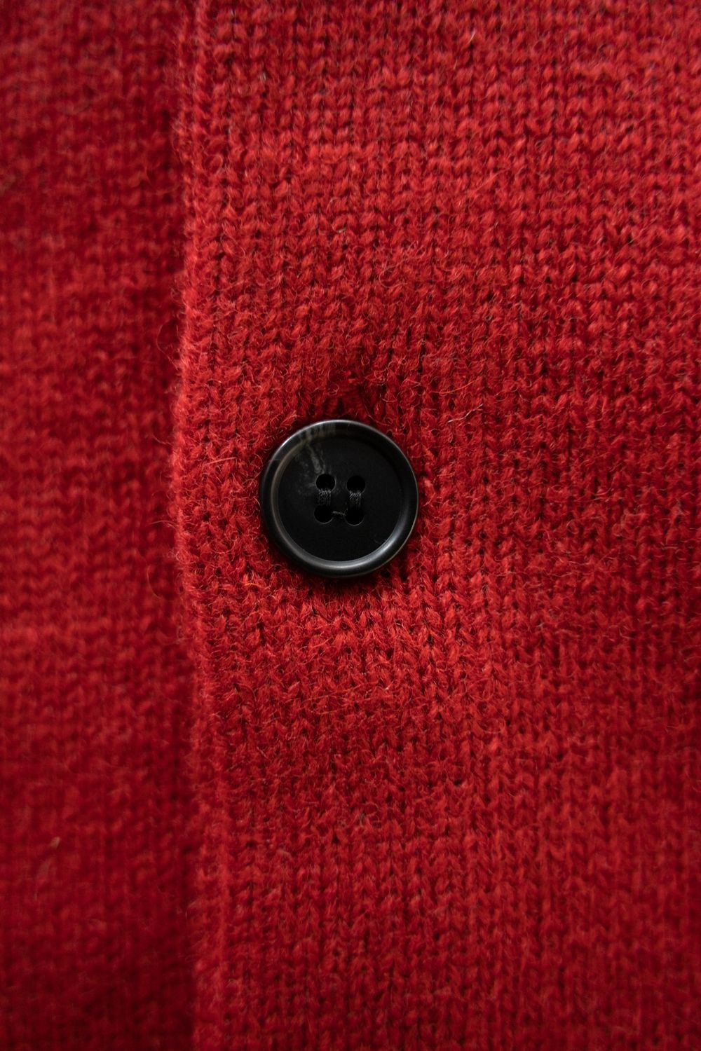 【26AW】ダメージクルーネックカーディガン(VERMILION RED)