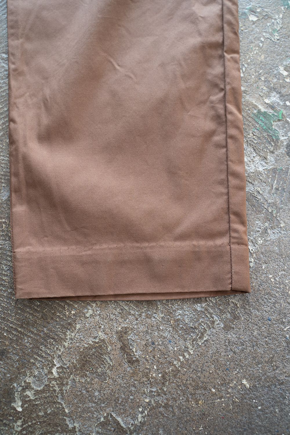 4タックイージースラックス(BROWN)