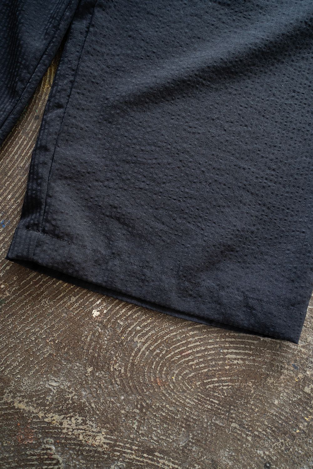 【ラスト1点】【24SS】強撚ポリエステルシアサッカーイージーパンツ(NAVY)