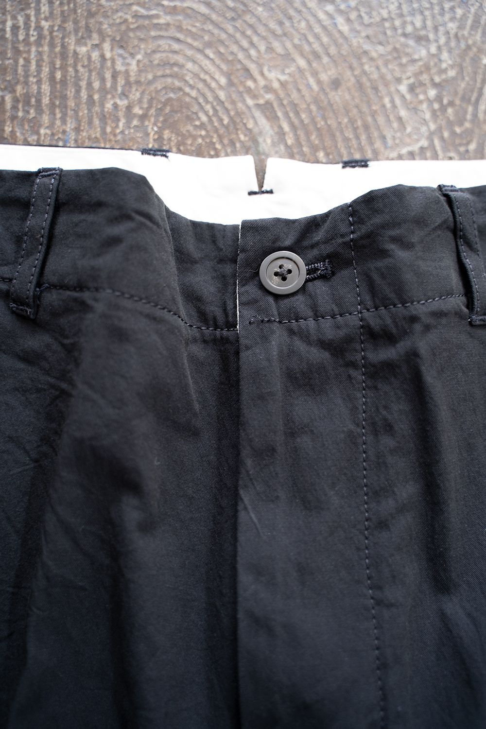 強撚コットンセンタープレススラックス(DARK NAVY)