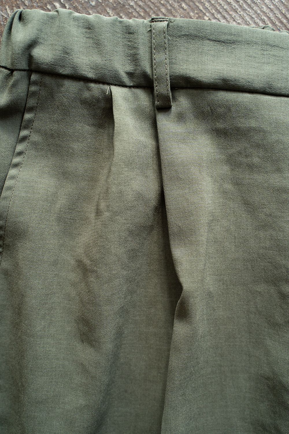 【ラスト1点】【24SS】強撚ポリエステルタックイージースラックス(OLIVE)