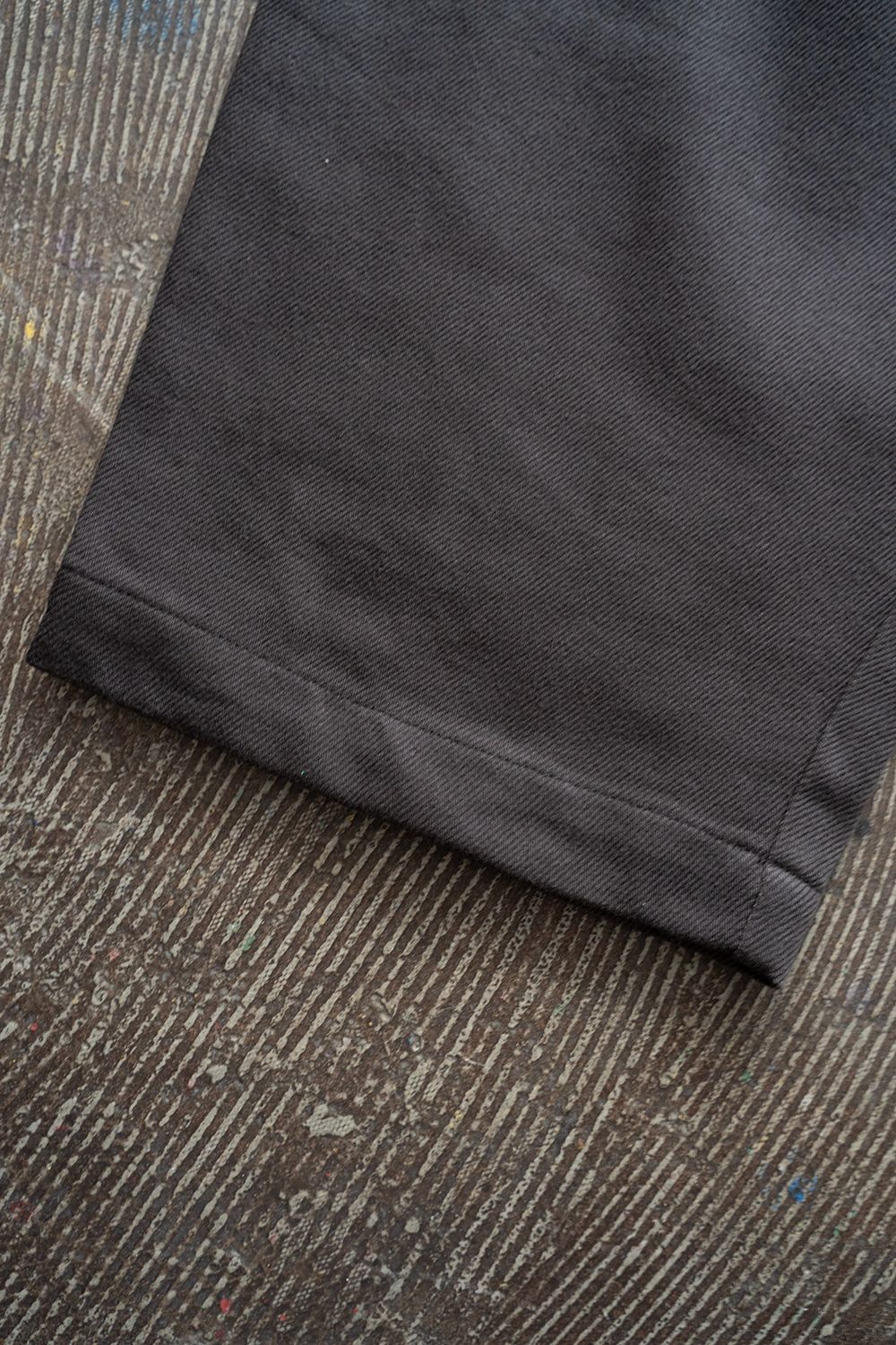 【25AW】ディープタックコットンツイルテーパードパンツ(CHARCOAL)