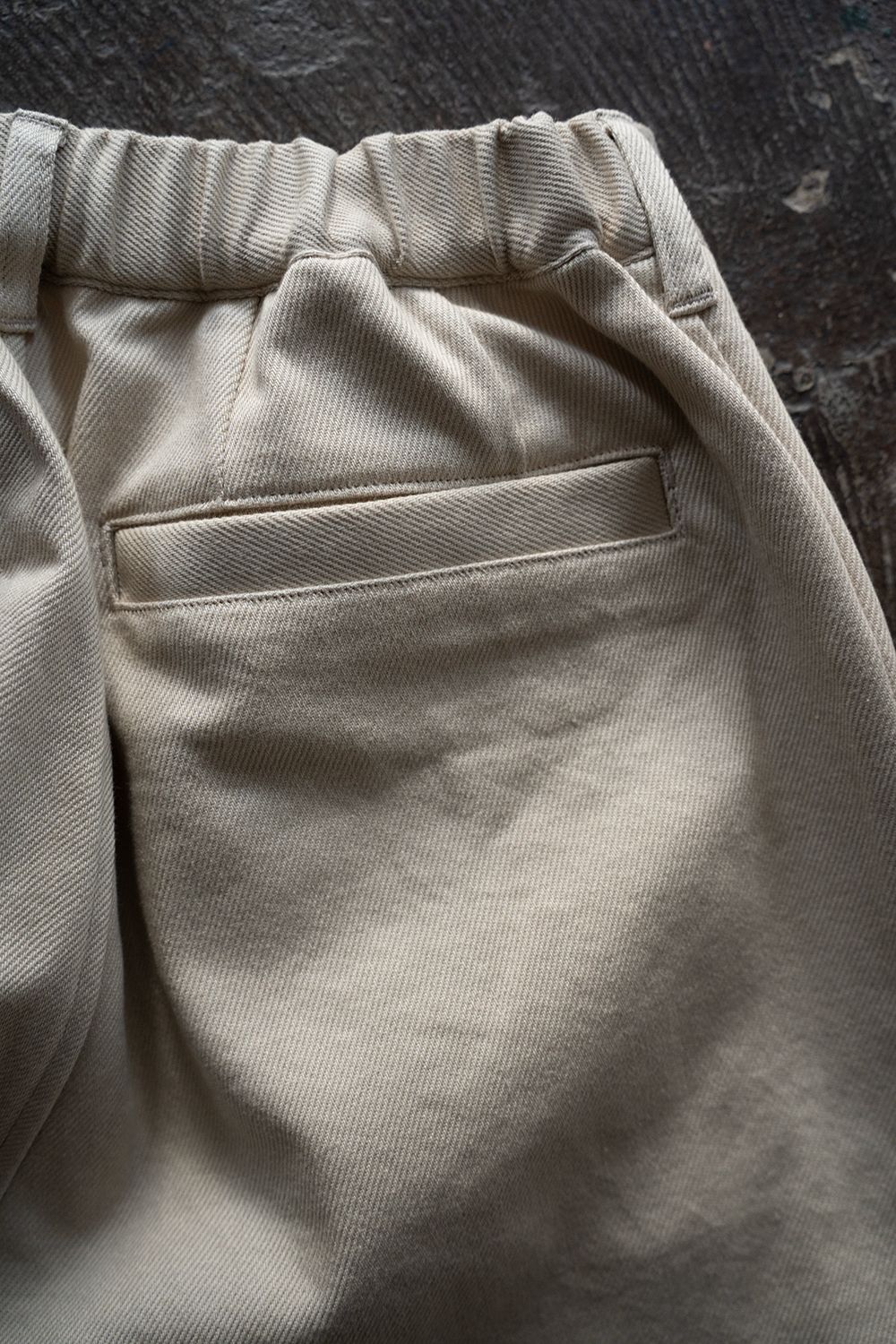 【25AW】ディープタックコットンツイルテーパードパンツ(LIGHT BEIGE)