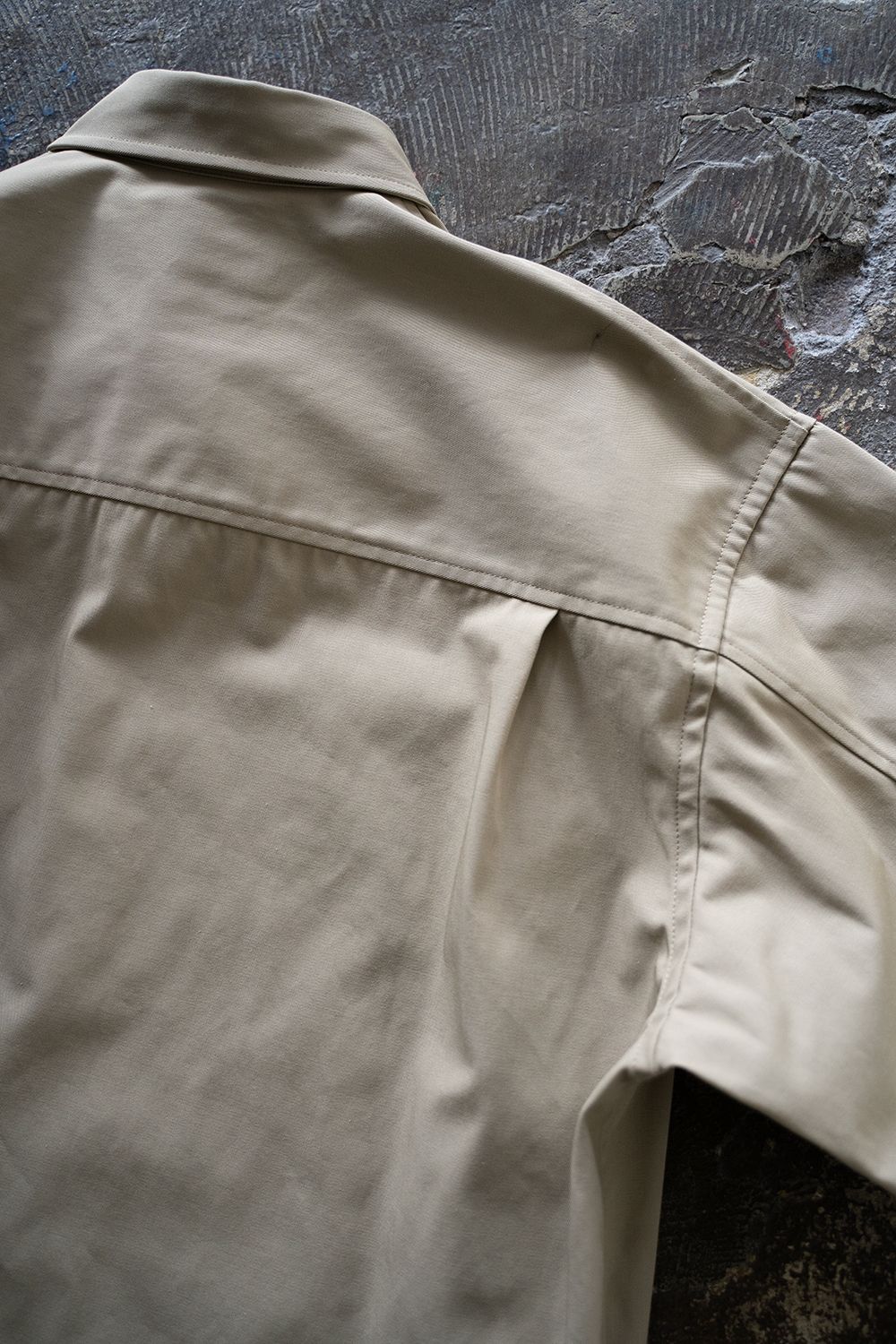 【ラスト1点】【25SS】強撚コットン×ポリエステルシャツブルゾン(KHAKI BEIGE)