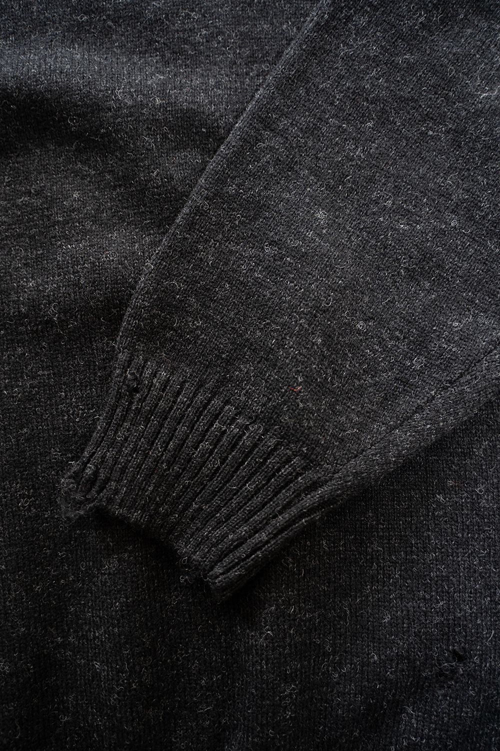 【25AW】ダメージクルーネックニット(DARK CHARCOAL)