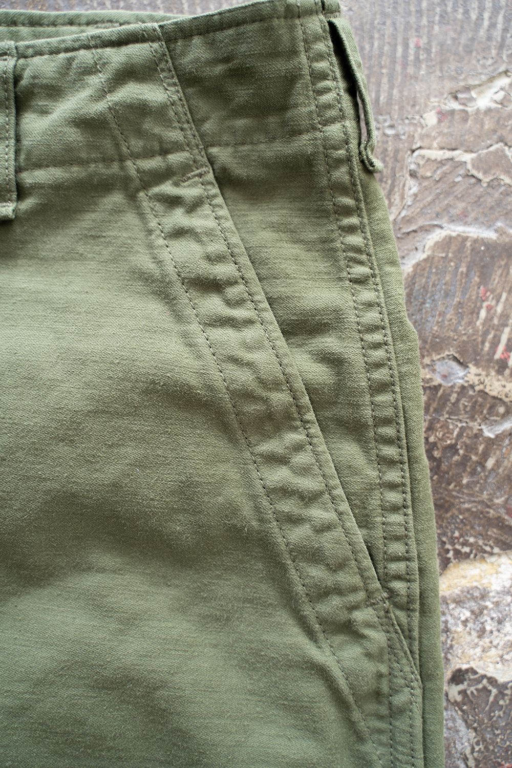 【ラスト1点】スビンコットンムラ糸バックサテンベイカーパンツ(KHAKI STONE BIO)