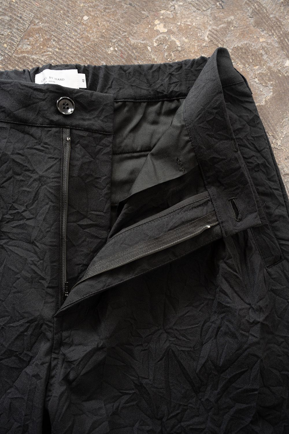 【26AW】先染めポリエステルタックテーパードパンツ(BLACK)