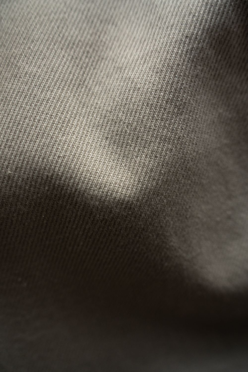 【25AW】ディープタックコットンツイルテーパードパンツ(LIGHT BEIGE)