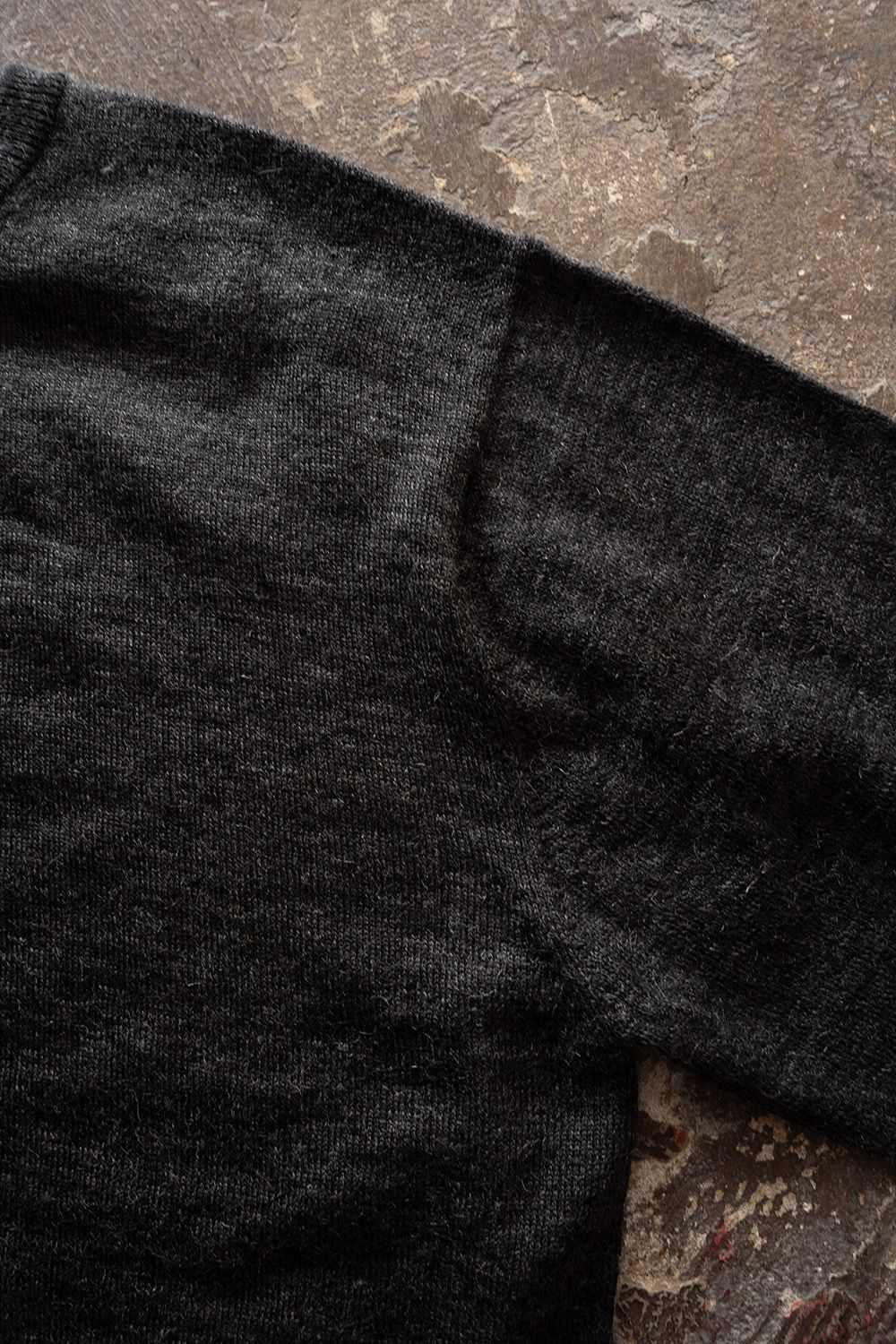 【26AW】エクストラキッドモヘア12Gニット(CHARCOAL)