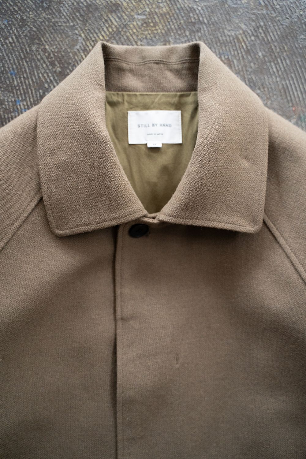 【25AW】ウール×ナイロンステンカラーコート(KHAKI BEIGE)