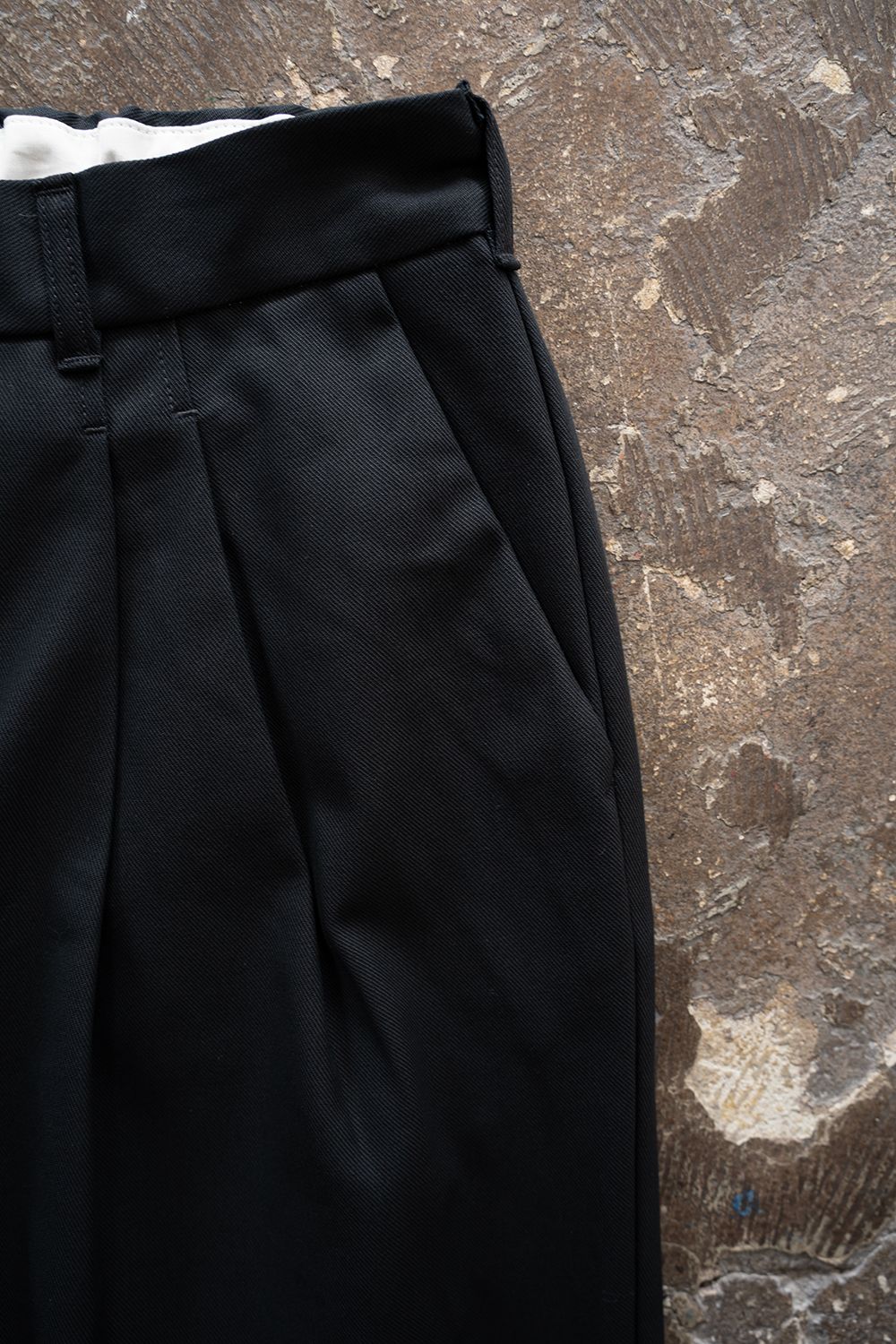 【26AW】コットンツイル2タックテーパードパンツ(BLACK NAVY)