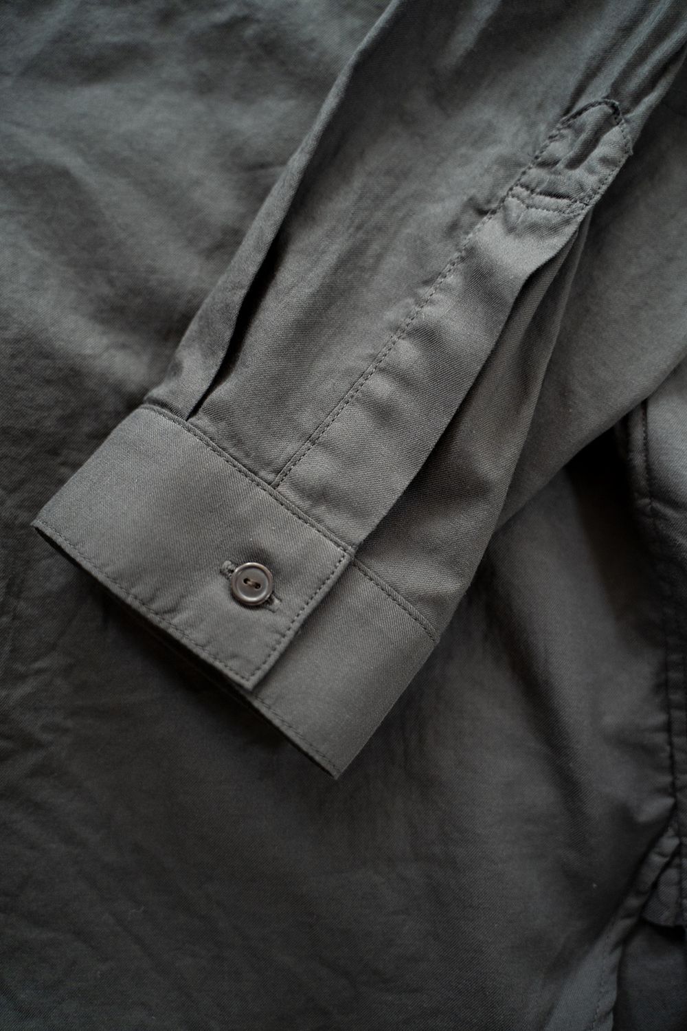 【ラスト1点】【22SS】シルク混両胸ポケットバンドカラーシャツ(CHARCOAL)