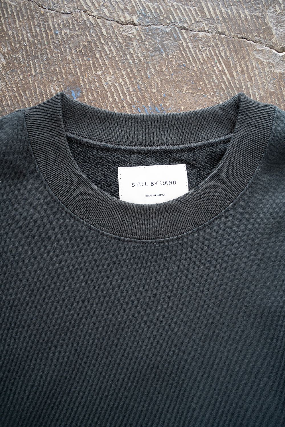 STILL BY HAND - 【ラスト1点】【23AW】ピボットスリーブプルオーバースウェット(BLACK NAVY) | Salty