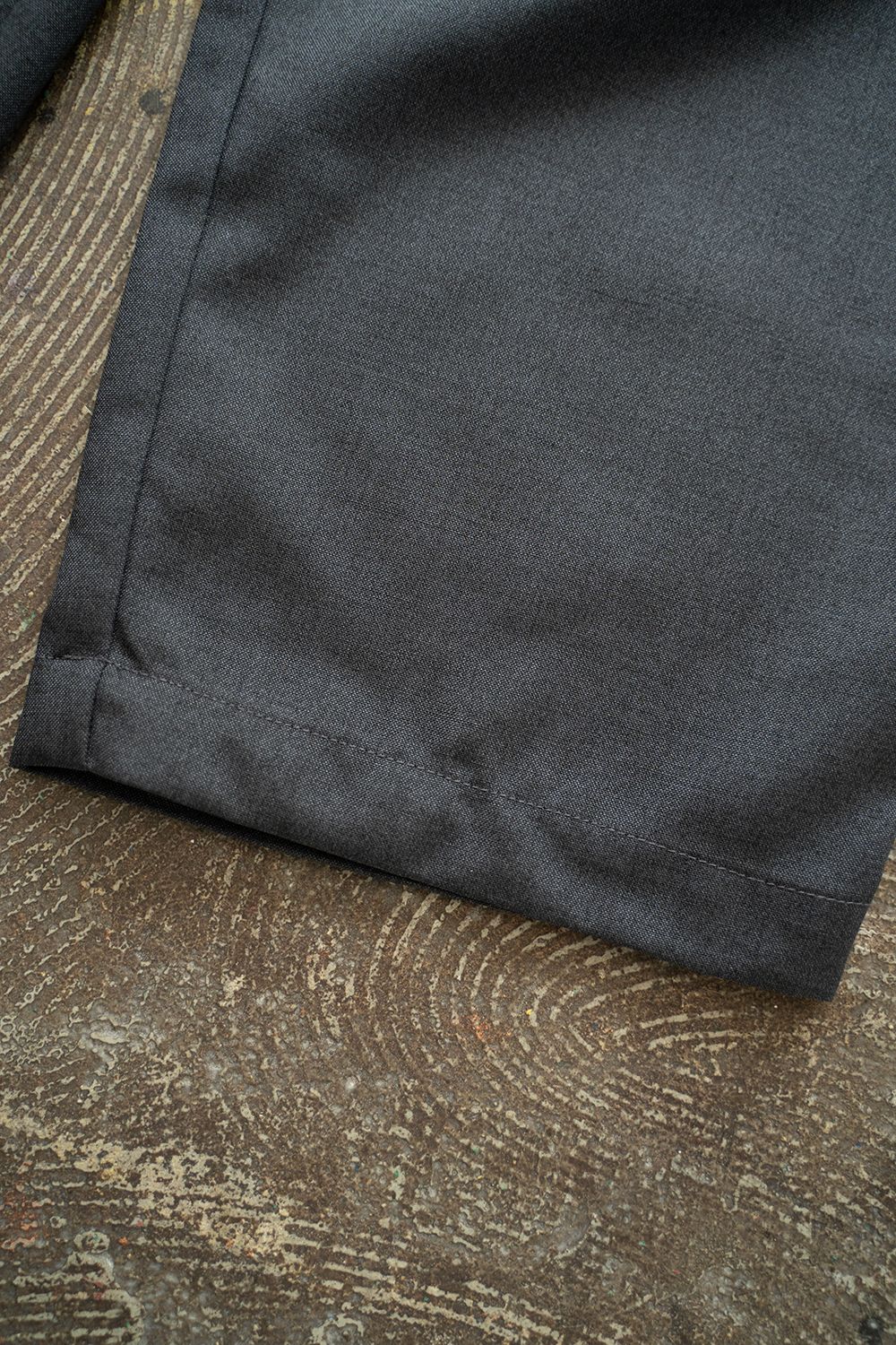 【ラスト1点】【24SS】ウォッシャブルウール混2タックイージースラックス(CHARCOAL)